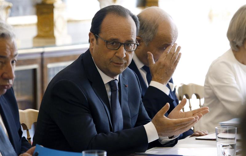 Hollande volverá a París al comienzo de la tarde tras atentado