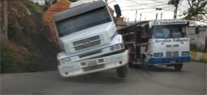 Vuelco de gandola en la vía El Junquito genera caos vehicular (Fotos)