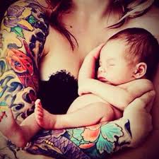 Impiden a una madre dar pecho a su hijo por tener tatuaje