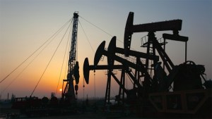 Bloomberg: Goldman pronostica una caída del petróleo por debajo de los 40 USD este año