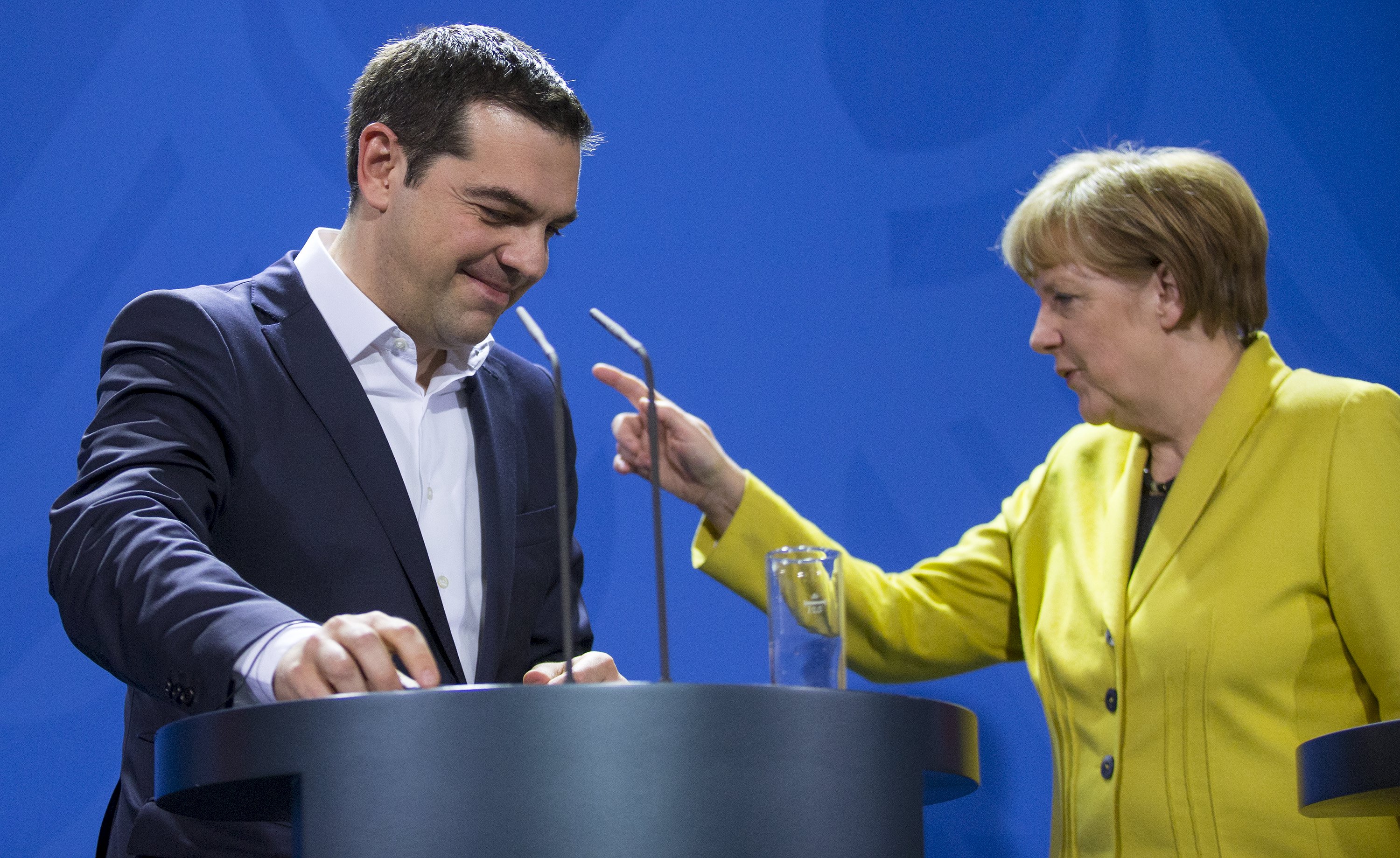 Tsipras habla con Merkel y acuerdan negociar nuevas propuestas el martes