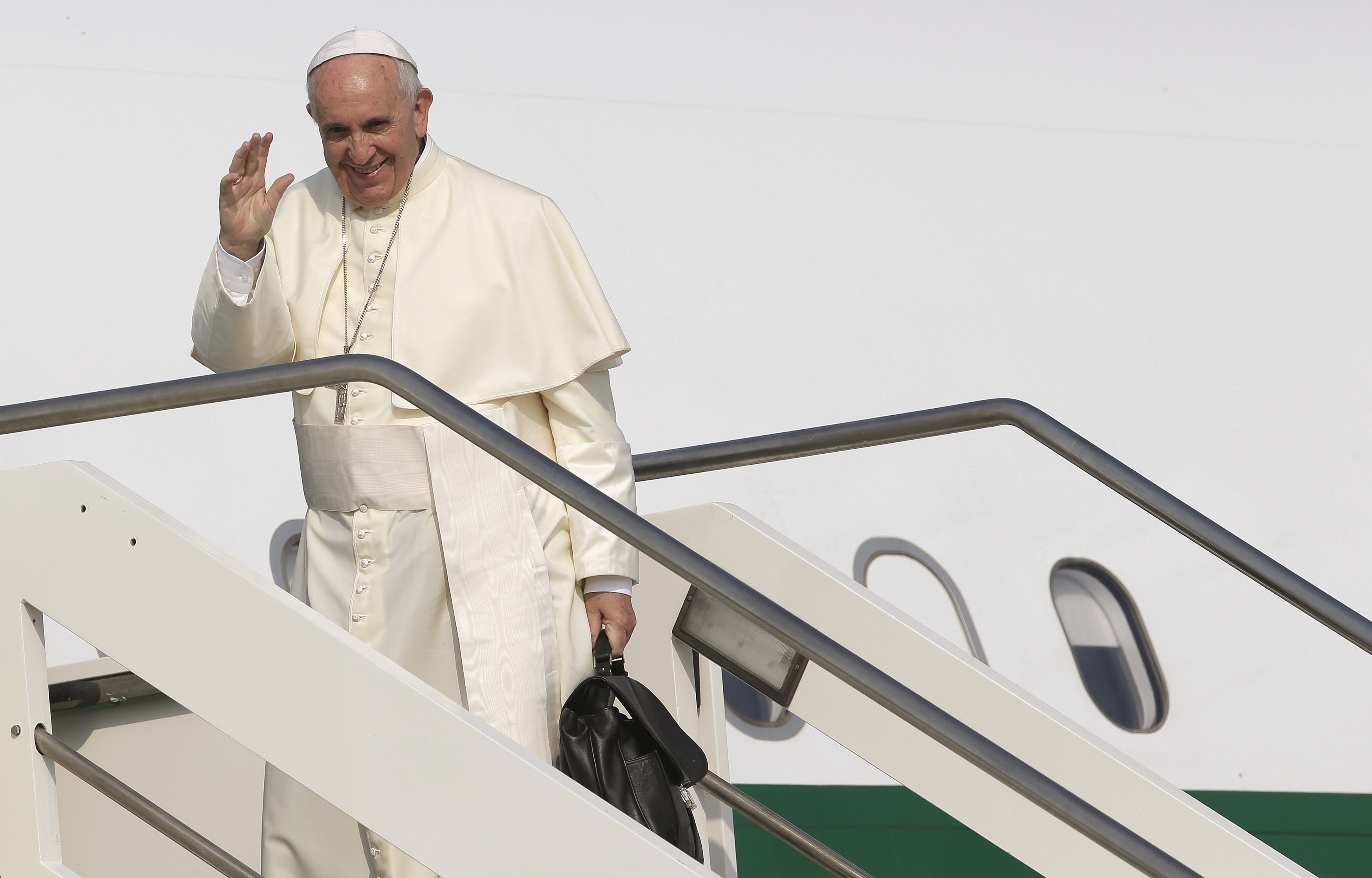 Avión del Papa cambia su ruta hacia Colombia para evitar el huracán Irma