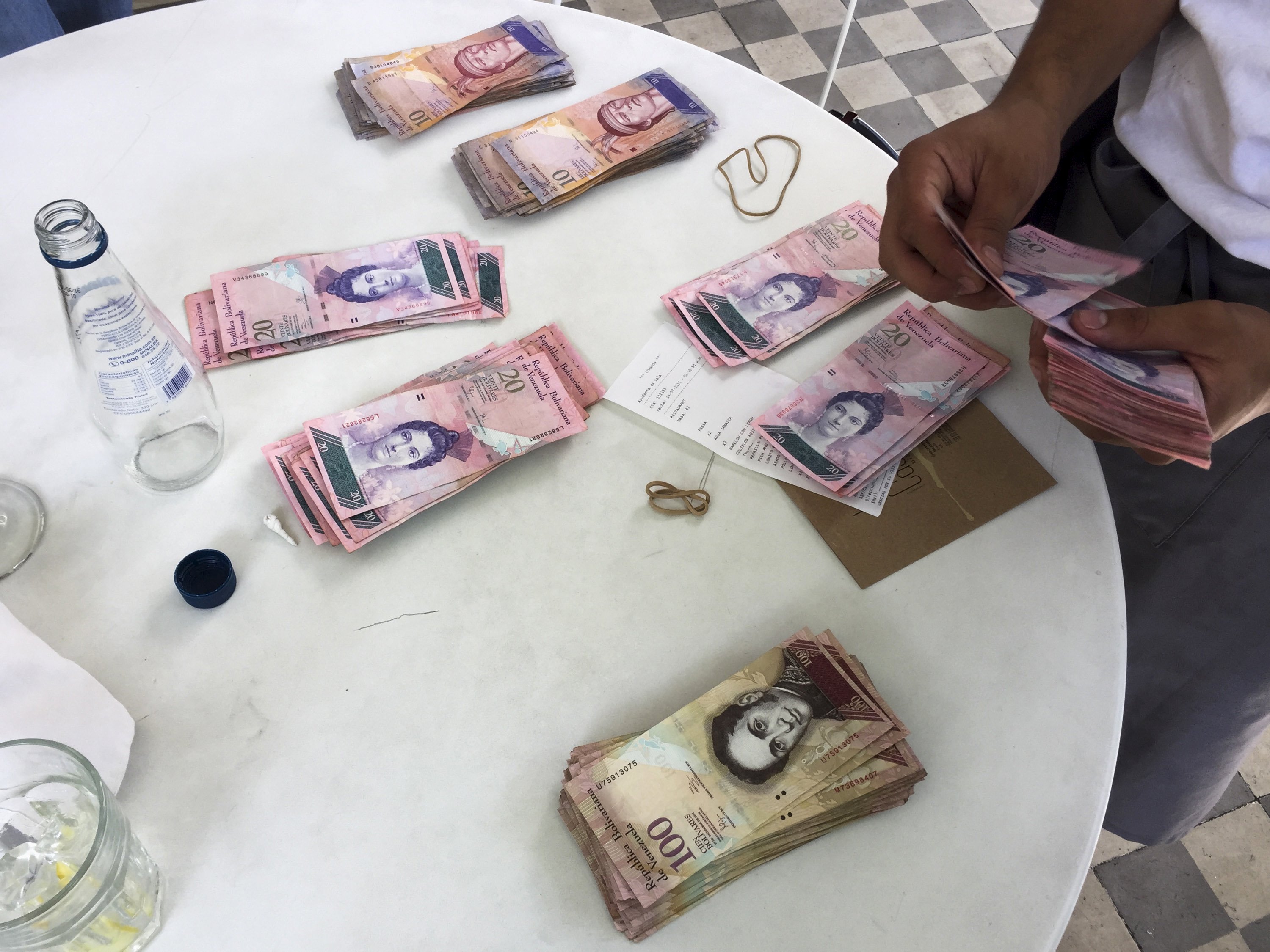El Nuevo Herald: Moneda venezolana sucumbe bajo “vértigo hiperinflacionario”