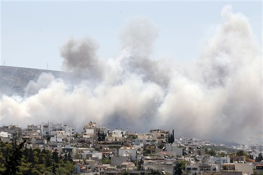 Bomberos luchan contra un gran incendio en el sur de Grecia