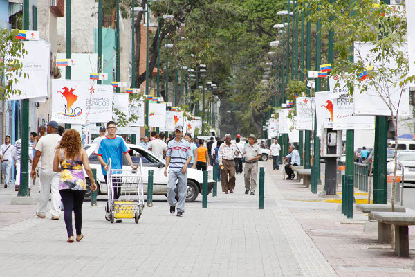 Trancan avenida El Cementerio por robo masivo de locales en el mercado municipal