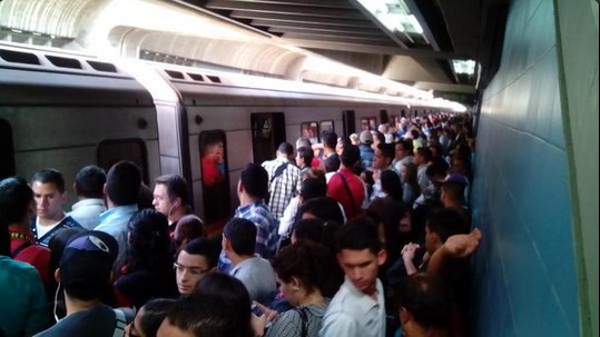 Reportan fuerte retraso en línea 2 del Metro de Caracas