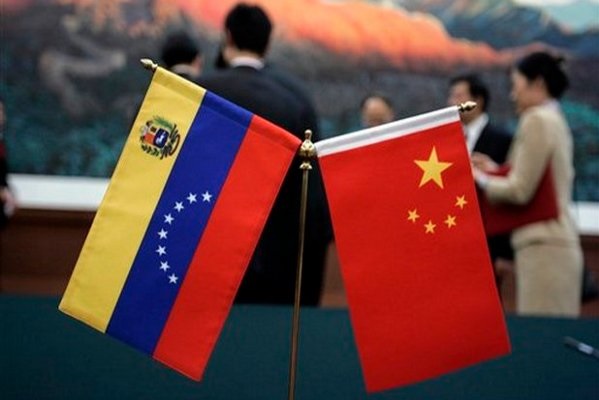 El Fondo Chino negociado en 2007 por el fallecido presidente Hugo Chávez, permite a Venezuela recibir préstamos de China en tramos de hasta 5.000 millones de dólares y pagarlos con envíos de crudo