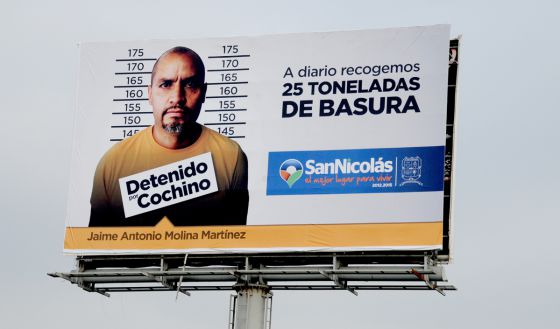 Foto: El cartel con la cara del "cochino / elpais.com