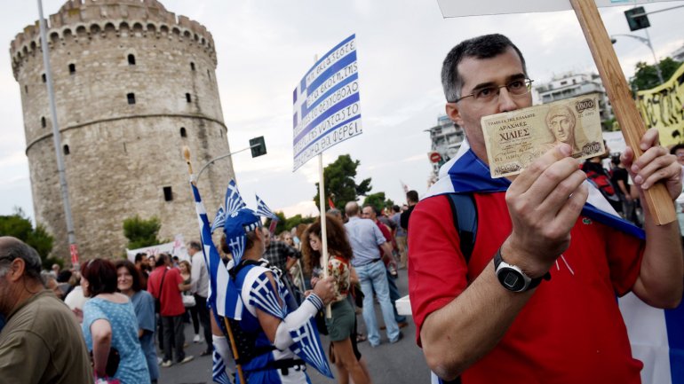 Griegos se preparan para un futuro incierto tras votar por el NO