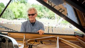 Murió pianista británico John Taylor tras sufrir infarto durante concierto