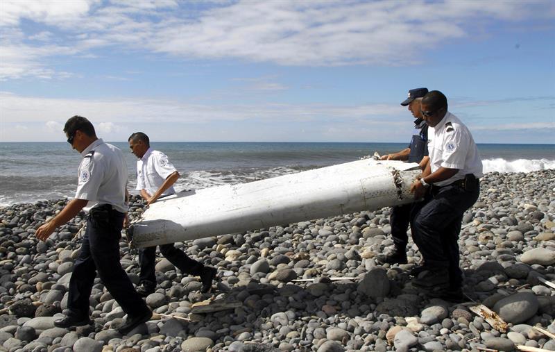 Francia confirma que restos hallados en La Reunión son del avión Malaysia Airlines