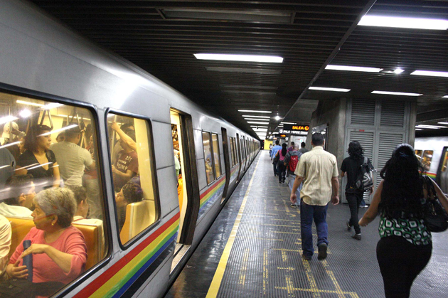 ¡Hampa sin control! Asaltan con armas a pasajeros en un tren del Metro de Caracas