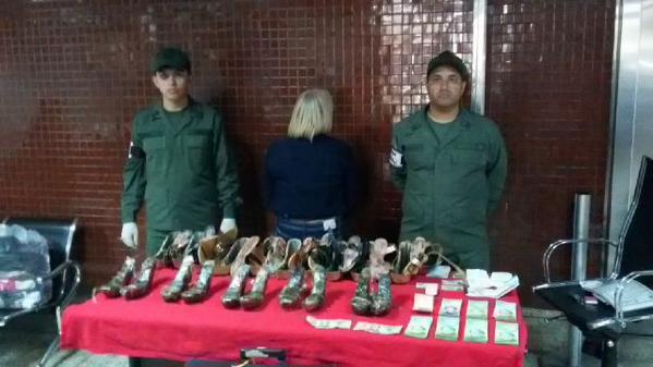 Detenida mujer con 6 kilos de droga ocultos en cinco pares de zapatos (Foto)