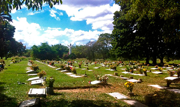 Empleados de cementerio en Valencia se paralizan