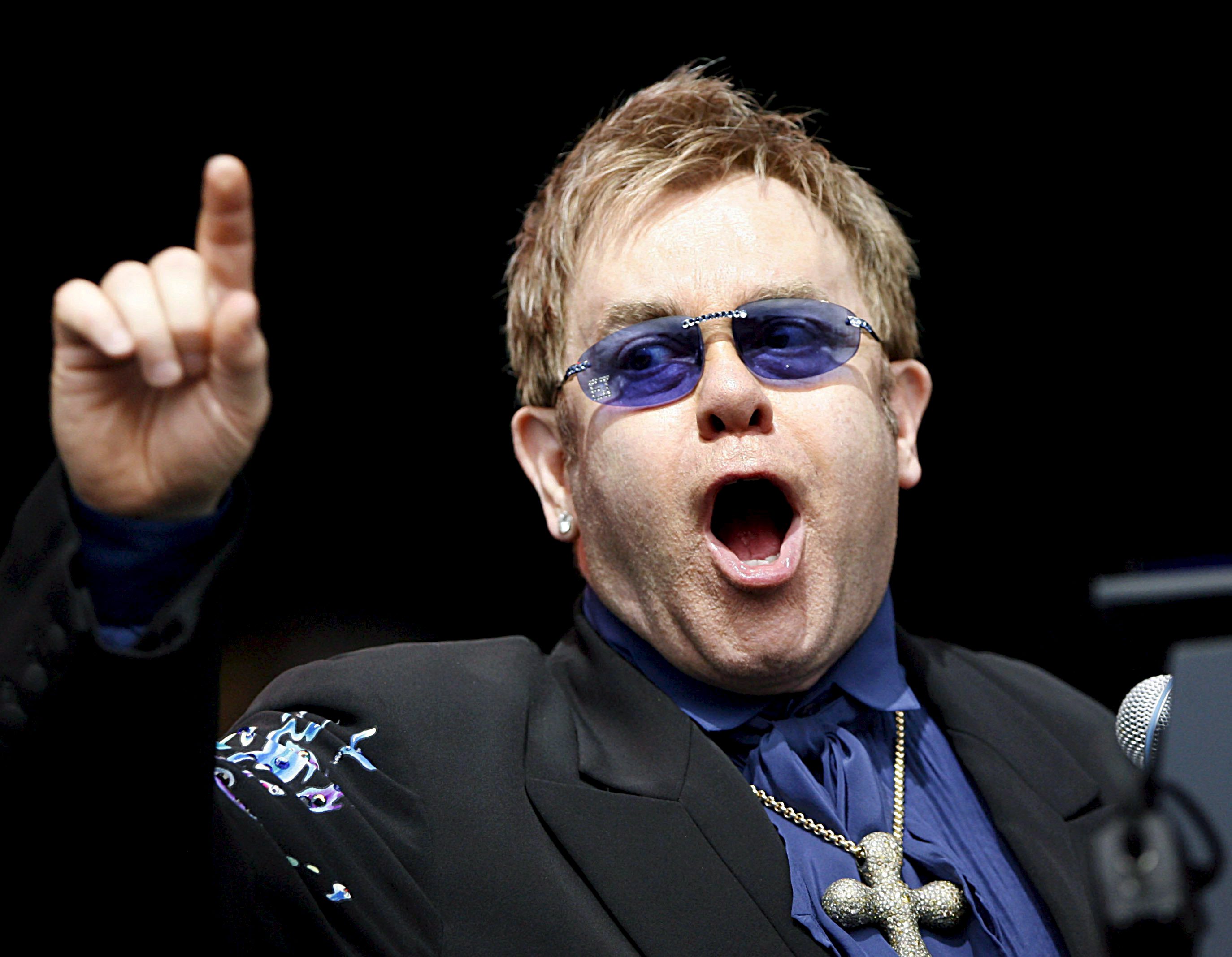 Un fan hizo molestar a Elton John en pleno show y esta fue su reacción (Video)