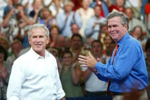 George W. Bush pide fondos para campaña presidencial de su hermano Jeb Bush