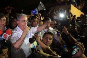 Uribe deja a un lado diferencias y apoya medidas de Santos frente a crisis fronteriza