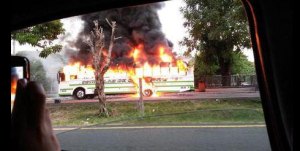 Autobús se quemó en la carretera Panamericana sentido Los Teques (Foto)
