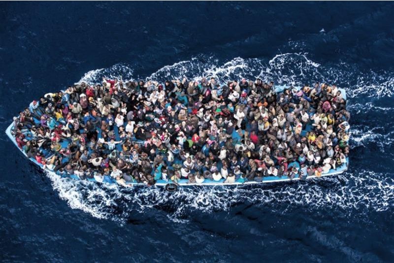 Mueren seis hombres y un niño al naufragar lancha repleta de inmigrantes