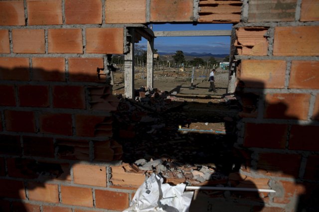  Una de las casas demolidas en la frontera (Foto REUTERS/Carlos Garcia Rawlins)