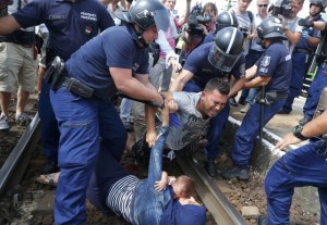 Refugiados se enfrentan a la policía en Hungría para evitar ser detenidos