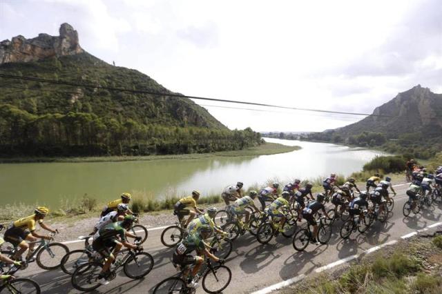 Vista del pelotón tras su salida en la duodécima etapa de la Vuelta Ciclista a España disputada entre Escaldes-Engordany (Andorra), y Lleida, con un recorrido de 173 kilómetros. EFE/Javier Lizón