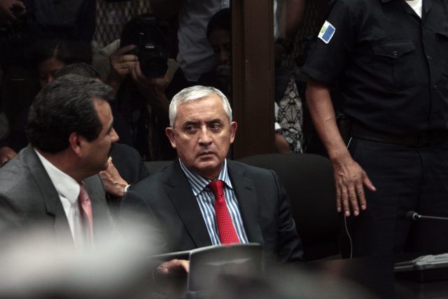 El presidente de Guatemala Otto Pérez Molina asiste a un juzgado hoy, jueves 3 de septiembre de 2015, en Ciudad de Guatemala (Guatemala). Otto Pérez Molina, quien presentó su renuncia al cargo, llegó hoy a los tribunales para someterse a la Justicia por las denuncias de corrupción en su contra. Pérez Molina llegó a la sede judicial sobre las 8:40 hora local (14:40 GMT) para presentarse ante el juez Miguel Ángel Gálvez, del Juzgado B de Mayor Riesgo, quien tiene bajo su cargo el proceso abierto a la red de defraudación aduanera conocida como "La Línea". El Ministerio Público (MP-Fiscalía) y la Comisión Internacional Contra la Impunidad en Guatemala (Cicig), un organismo de la ONU, acusan a Pérez Molina de liderar "La Línea", una caso por el que ya está en prisión preventiva la exvicepresidenta Roxana Baldetti, quie renunció en mayo pasado. EFE/Esteban Biba