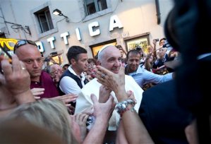 El papa Francisco sale del Vaticano: Se probará lentes nuevos