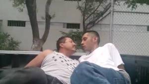 Policías obligaron a detenidos besarse para liberarlos (Video)