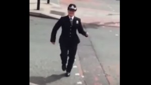 En Video: El baile de esta policía en el Orgullo Gay de Manchester se vuelve viral