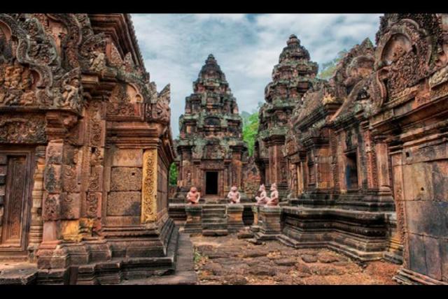 Siem Reap en Camboya Esta ciudad se caracteriza por los múltiples templos a visitar, por ejemplo, el Templo de Angkor Wat o el Ta Prohm que por su naturaleza es único. También te recomendamos visitar su mercado Phsar Chah, así como la Puerta sur de Angkor Thom, con una arquitectura impresionante.