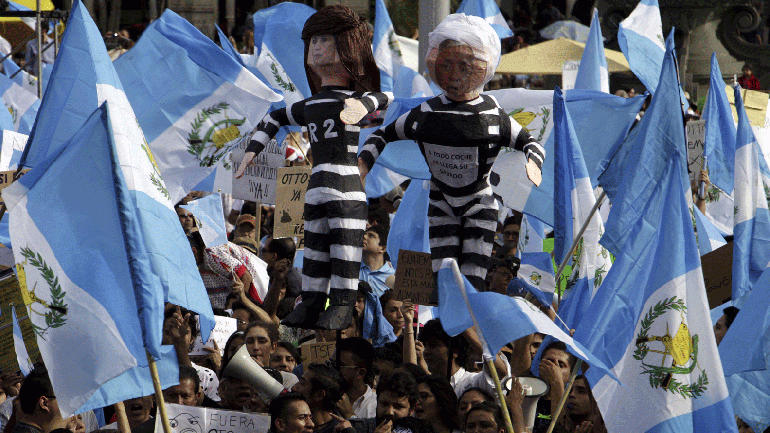Guatemaltecos toman las calles con mensajes anticorrupción antes de elecciones
