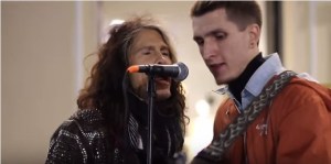 Steven Tyler cantó junto a músico callejero en Moscú (Video)