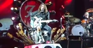 ¡Alucinante!… Foo Fighters cantan con integrantes de Queen y Led Zeppelin (Video)