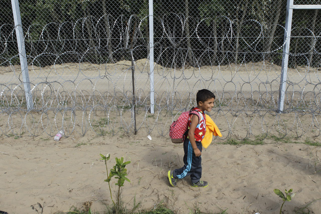 Refugiados en la frontera de Serbia con Hungría entre Horgos y Roszke hoy, 15 de septiembre de 2015. Las fuerzas de seguridad húngaras han detenido a 16 refugiados al entrar en vigor la pasada medianoche la nueva legislación que impone penas de cárcel a quien cruce la frontera ilegalmente. Hungría selló ayer su frontera a los refugiados y sólo tramitará peticiones de asilo a ciudadanos de zonas de conflicto con documentación en los puntos de entrada oficiales, mientras que desde hoy se aplica una draconiana legislación que establece penas de tres años de cárcel por entrar de forma ilegal. EFE/Andrej Cukic