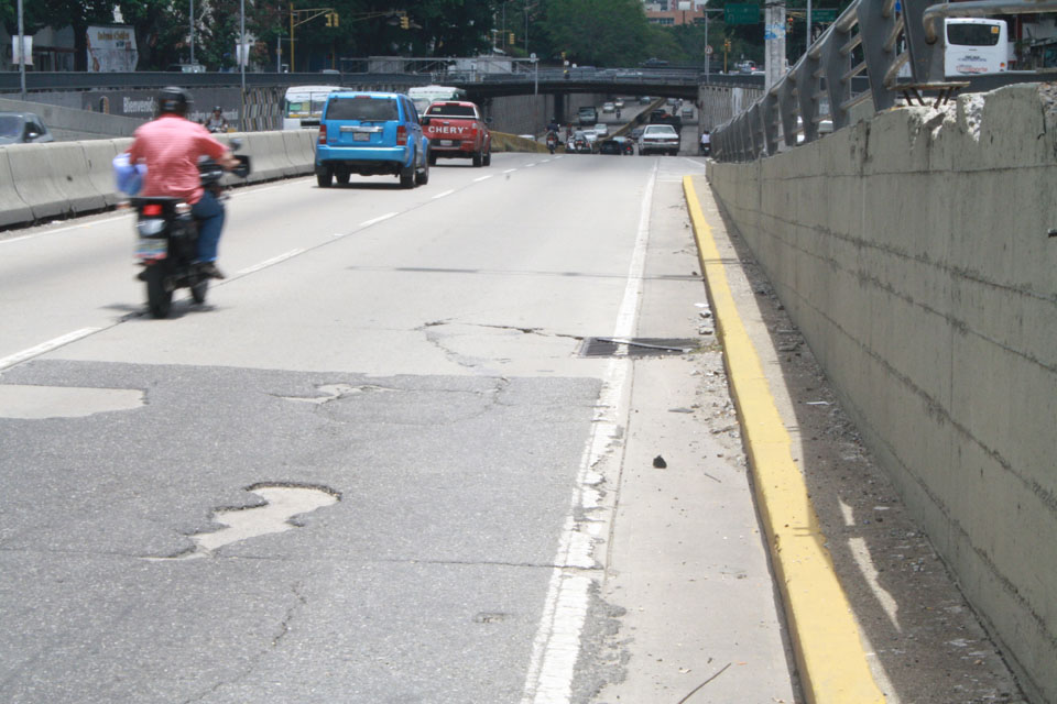 Tanto que dicen querer a Bolívar y la “Avenida Libertador” de Caracas es un completo desastre (Fotos)