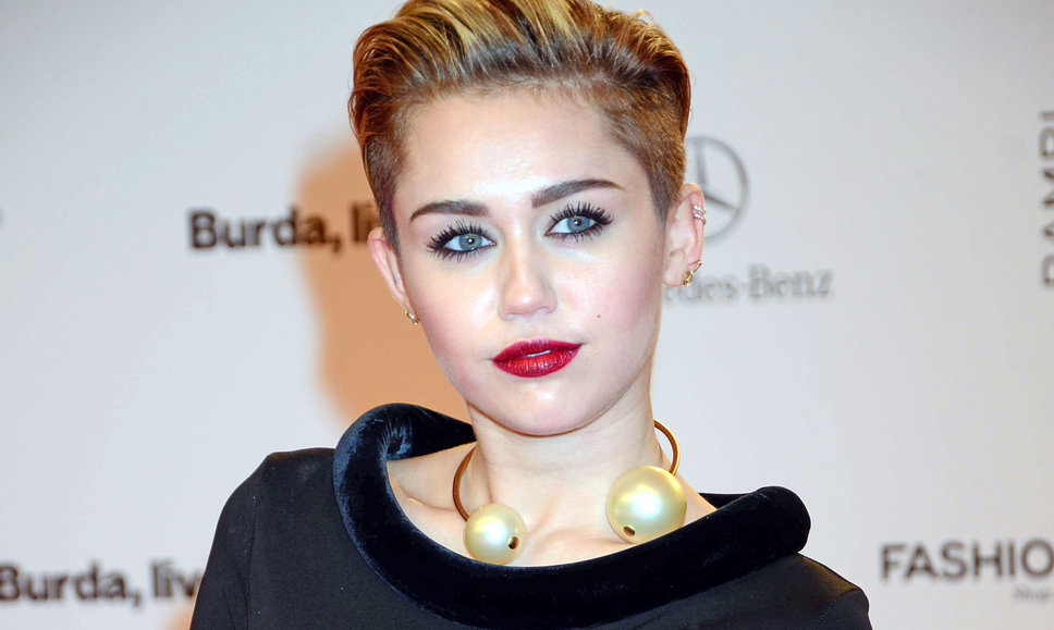 Pese a rumores de separación Miley Cyrus sigue luciendo su anillo ¿se casa o no?