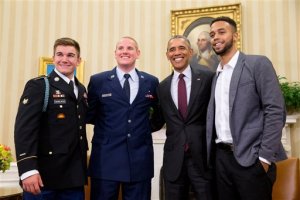 Obama recibe a tres “héroes” que evitaron atentado en un tren hacia París