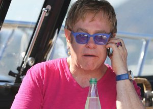Humoristas rusos le hicieron creer a Elton John que hablaba con Putin