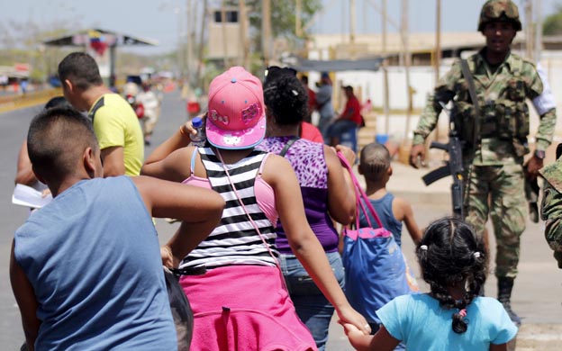 Ochenta venezolanos reciben cédula colombiana para reunirse con familiares