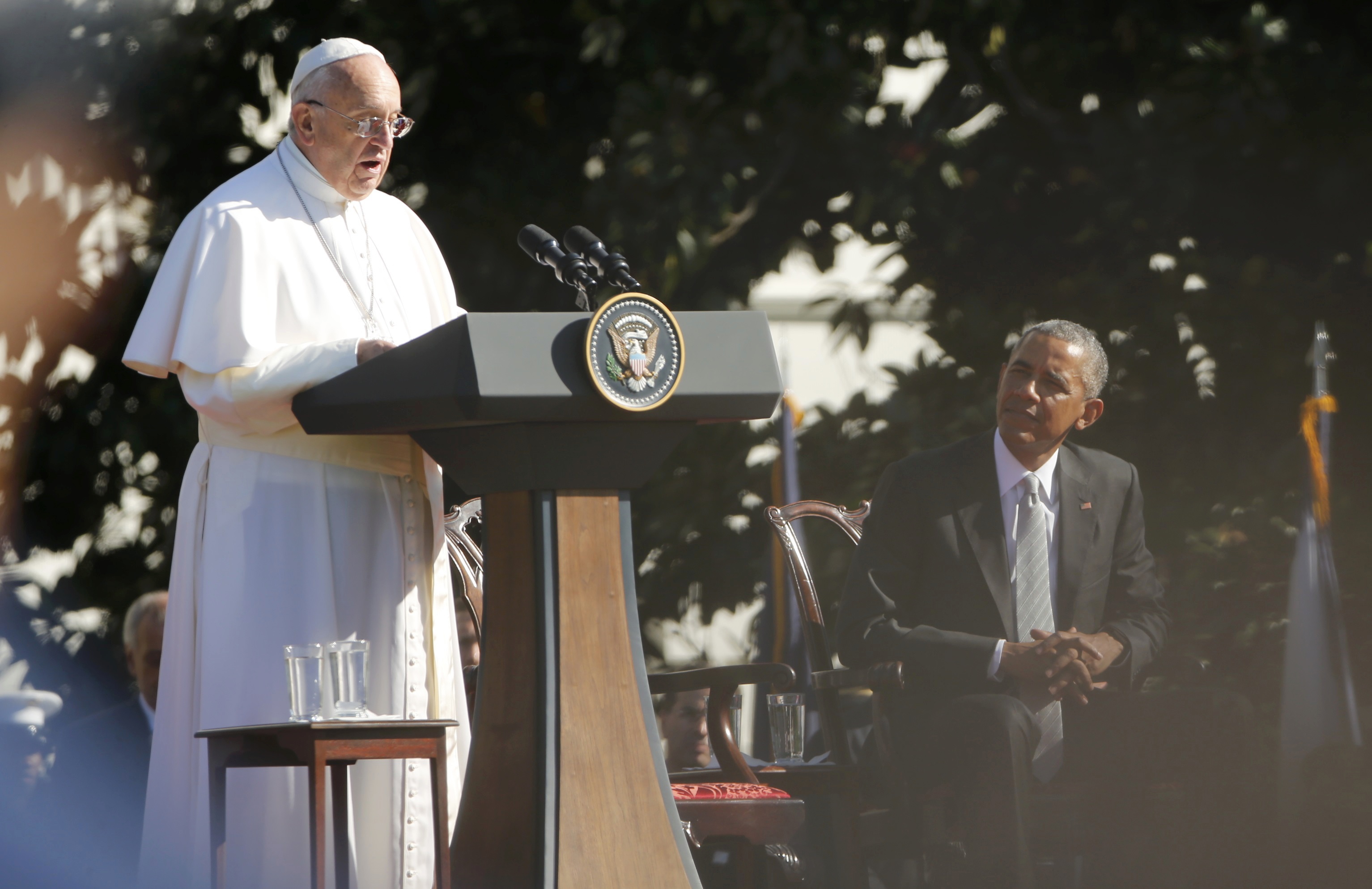 El Papa urge a cambiar un sistema que excluye a millones de personas