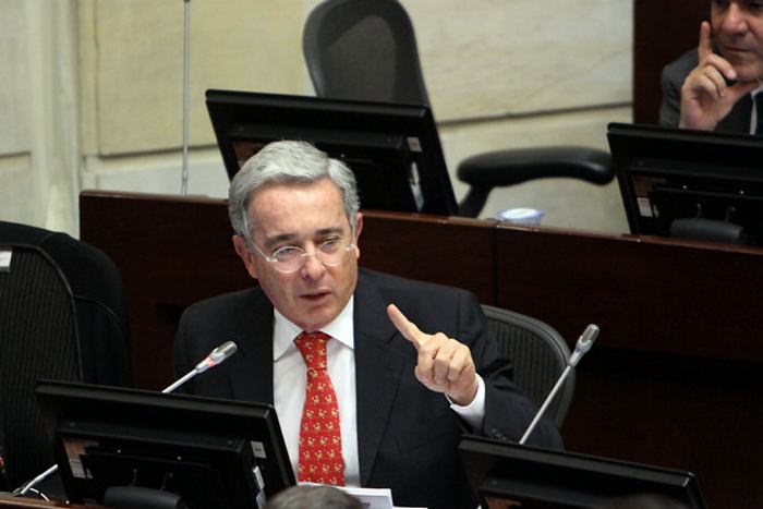 Reincidencia de paramilitares en Colombia es un “asunto delicado”, dice Uribe