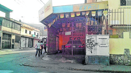 Cobro de vacunas azota a comerciantes de “El Cementerio”