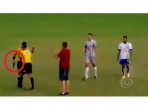 Lo que le faltaba al fútbol… un árbitro que le sacó un pistolón a los jugadores (VIDEO)
