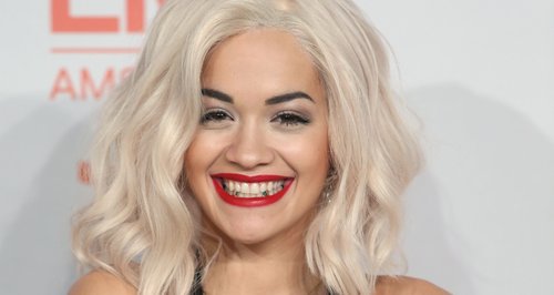 Rita Ora sale con este integrante de Blink 182 (Foto)