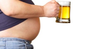 ¿Barriga cervecera? Así es la campaña publicitaria de Bergerdorfer Bier con hombres “embarazados”