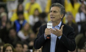 Opositor Macri aumenta aventaja sobre oficialista Scioli para balotaje en Argentina