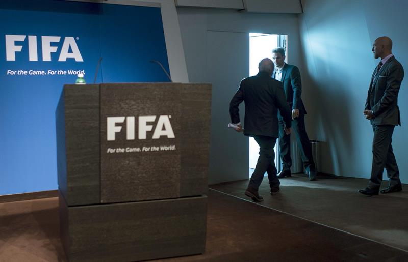 FIFA anuncia nuevas suspensiones tras sanción a Blatter