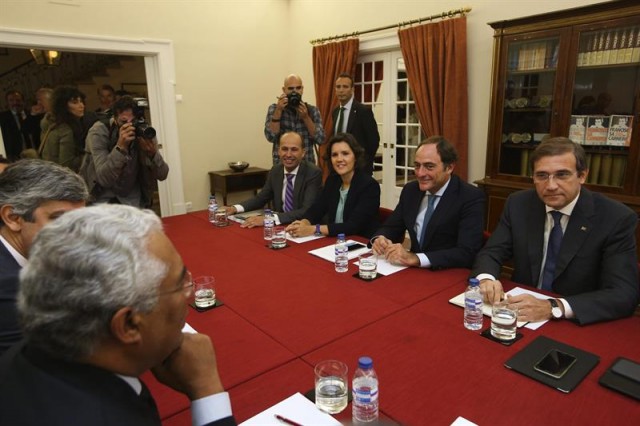 Conservadores y socialistas portugueses aplazan el debate sobre acuerdos