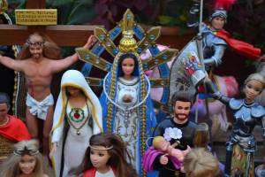 Polémica por exposición de Barbies y Ken transformados en santos (Fotos)